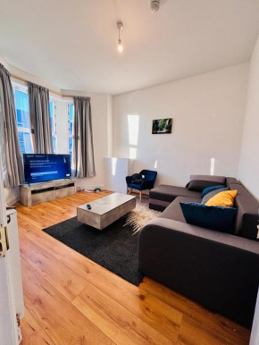 Homely 4 bedroom house close to City Centre